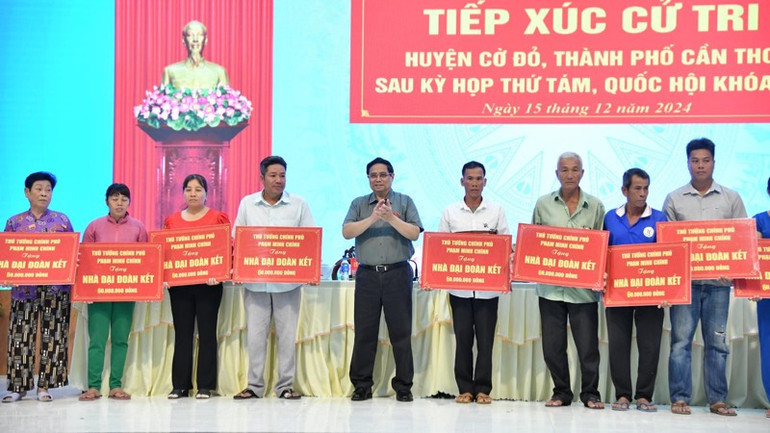 Thủ tướng trao tặng 20 căn nhà Đại đoàn kết cho hộ nghèo, cận nghèo của huyện Thới Lai, quận Ô Môn, quận Thốt Nốt (Ảnh: THANH GIANG).