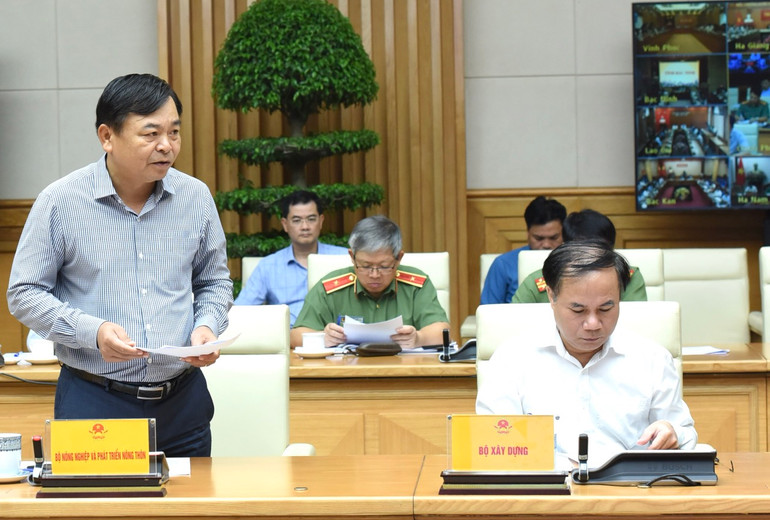 Thứ trưởng Nông nghiệp và Phát triển nông thôn Nguyễn Hoàng Hiệp báo cáo tại Hội nghị. (Ảnh: Trần Hải)