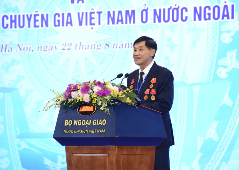 Ông Johnathan Hạnh Nguyễn, kiều bào Philippines, Chủ tịch Tập đoàn Liên Thái Bình Dương phát biểu ý kiến tại Hội nghị. (Ảnh: Trần Hải) Ông Johnathan Hạnh Nguyễn, kiều bào Philippines, Chủ tịch Tập đoàn Liên Thái Bình Dương phát biểu ý kiến tại Hội nghị. (Ảnh: Trần Hải)