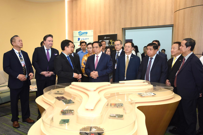 Thủ tướng Phạm Minh Chính thăm một khu trưng bày công nghệ cao tại sự kiện. (Ảnh: TRẦN HẢI)