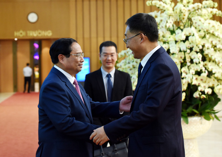 Thủ tướng Phạm Minh Chính bắt tay Bí thư Khu ủy Quảng Tây Lưu Ninh. (Ảnh: TRẦN HẢI)
