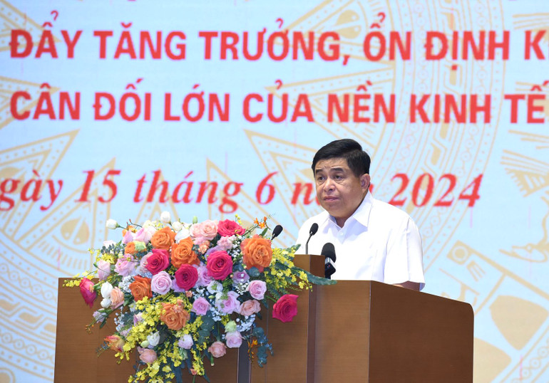 Bộ trưởng Kế hoạch và Đầu tư Nguyễn Chí Dũng báo cáo tại Hội nghị (Ảnh: TRẦN HẢI). Bộ trưởng Kế hoạch và Đầu tư Nguyễn Chí Dũng báo cáo tại Hội nghị (Ảnh: TRẦN HẢI).
