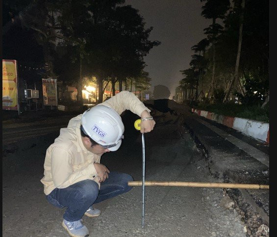 Cán bộ tư vấn giám sát đang kiểm tra hạng mục thi công hoàn trả mặt đường sau khi lắp đặt cáp ngầm. Cán bộ tư vấn giám sát đang kiểm tra hạng mục thi công hoàn trả mặt đường sau khi lắp đặt cáp ngầm.