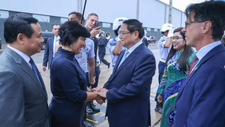 Các quan chức Brazil đón Thủ tướng Phạm Minh Chính và Phu nhân cùng Đoàn đại biểu cấp cao Việt Nam tại sân bay (Ảnh: Nhật Bắc/VGP).