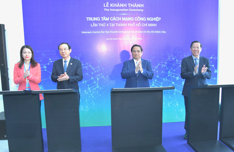 Thủ tướng Phạm Minh Chính và các đồng chí lãnh đạo thực hiện nghi thức ký lưu niệm điện tử nhân dịp Lễ khánh thành. (Ảnh: Thanh Giang) Thủ tướng Phạm Minh Chính và các đồng chí lãnh đạo thực hiện nghi thức ký lưu niệm điện tử nhân dịp Lễ khánh thành. (Ảnh: Thanh Giang)