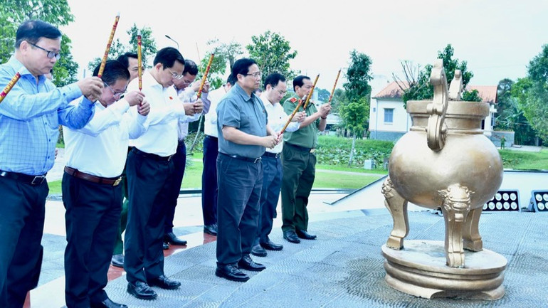 Thủ tướng Phạm Minh Chính và Đoàn công tác tới dâng hương, dâng hoa tại Khu di tích lịch sử cấp quốc gia Địa điểm thành lập Chi bộ An Nam Cộng sản Đảng Cờ Đỏ (Ảnh: THANH GIANG).