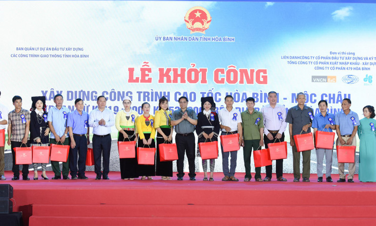 Thủ tướng Phạm Minh Chính đã tặng quà cho các đại biểu là Bí thư Chi bộ, Trưởng thôn, già làng, trưởng bản, người có uy tín của huyện Đà Bắc. (Ảnh: Trần Hải)