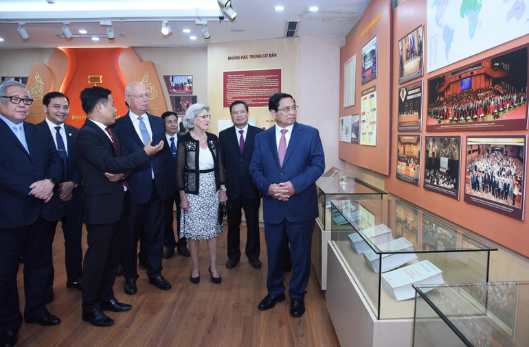 Thủ tướng Phạm Minh Chính và Giáo sư Klaus Schwab tham quan Phòng truyền thống của Đại học Quốc gia Hà Nội. (Ảnh: Trần Hải)