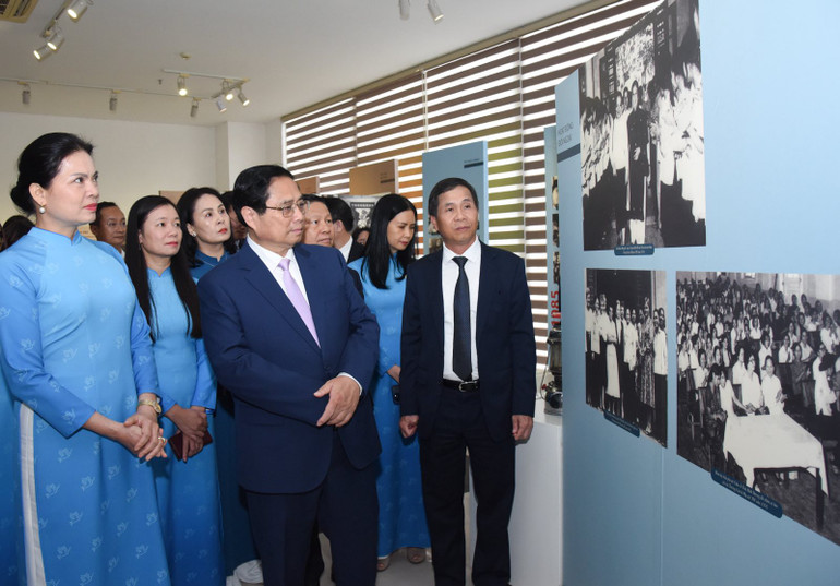 Thủ tướng Phạm Minh Chính thăm Phòng truyền thống của Học viện Phụ nữ Việt Nam. (Ảnh: Trần Hải) Thủ tướng Phạm Minh Chính thăm Phòng truyền thống của Học viện Phụ nữ Việt Nam. (Ảnh: Trần Hải)