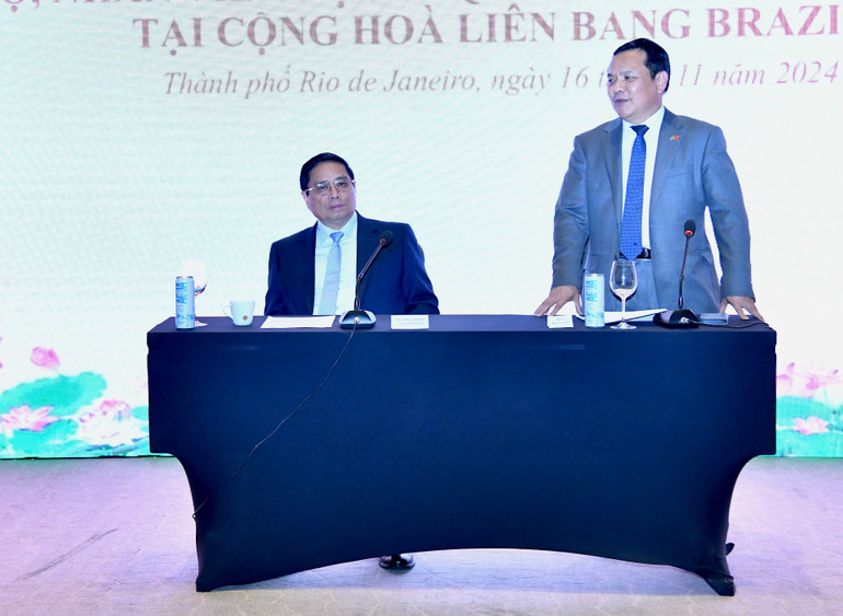 Đại sứ Việt Nam tại Brazil Bùi Văn Nghị báo cáo Thủ tướng Chính phủ tại buổi gặp gỡ (Ảnh: Thanh Giang).