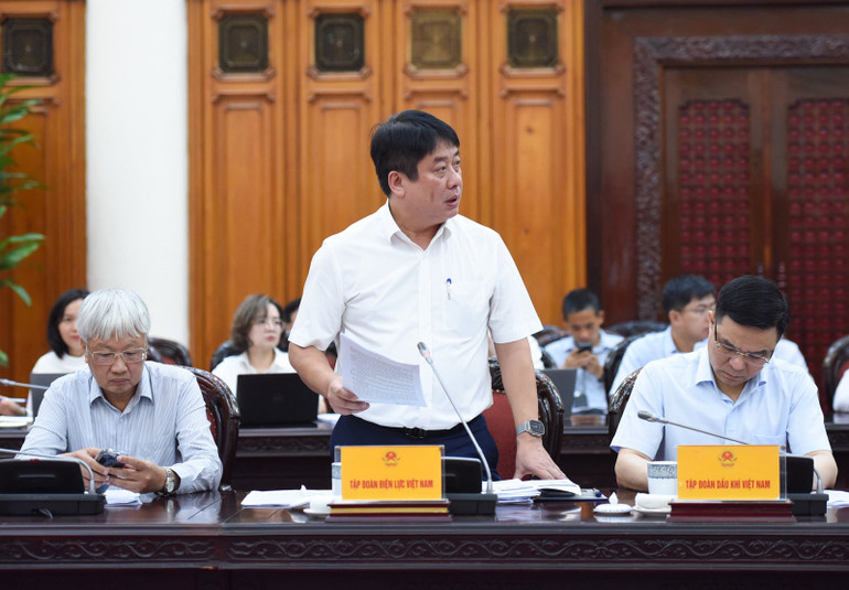 Tổng giám đốc Tập đoàn Điện lực Việt Nam (EVN) Nguyễn Anh Tuấn báo cáo tại cuộc họp (Ảnh: Trần Hải).