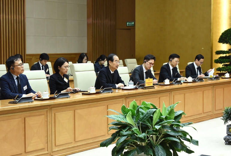 Thủ tướng Hàn Quốc Han Duck-soo phát biểu ý kiến tại buổi tiếp. (Ảnh: TRẦN HẢI)