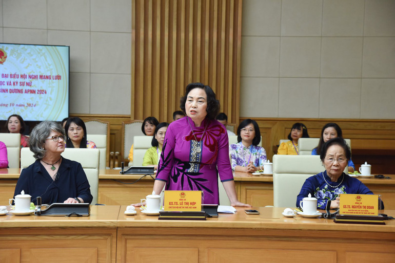 Lãnh đạo Hội Nữ trí thức Việt Nam phát biểu ý kiến tại buổi gặp mặt. (Ảnh: TRẦN HẢI) Lãnh đạo Hội Nữ trí thức Việt Nam phát biểu ý kiến tại buổi gặp mặt. (Ảnh: TRẦN HẢI)