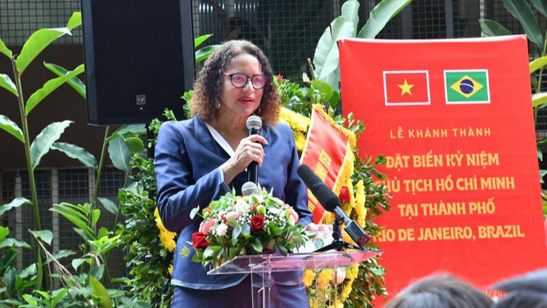 Bà Luciana Santos, Chủ tịch Đảng Cộng sản Brazil, Bộ trưởng Khoa học công nghệ và Đổi mới sáng tạo Brazil phát biểu ý kiến tại buổi lễ (Ảnh THANH GIANG) Bà Luciana Santos, Chủ tịch Đảng Cộng sản Brazil, Bộ trưởng Khoa học công nghệ và Đổi mới sáng tạo Brazil phát biểu ý kiến tại buổi lễ (Ảnh THANH GIANG)