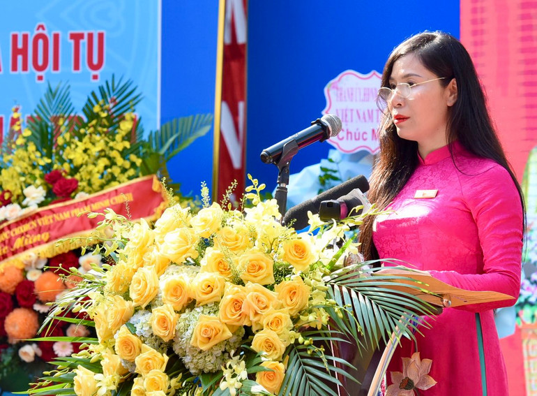 Hiệu trưởng Trường Phổ thông cơ sở Nguyễn Đình Chiểu Nguyễn Thị Tuyết Mai phát biểu ý kiến tại Lễ khai giảng. (Ảnh: TRẦN HẢI)