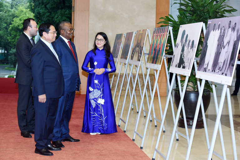 Thủ tướng Phạm Minh Chính giới thiệu với Tổng thống Cộng hòa Guinea-Bissau Umaro Sissoco Embalo những bức ảnh về quan hệ hai nước. (Ảnh: Trần Hải)