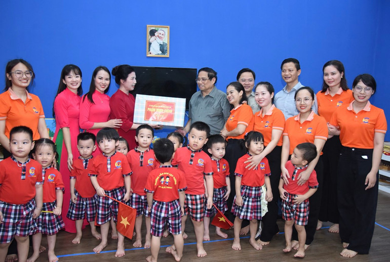 Thủ tướng Phạm Minh Chính tặng quà cho trường Mầm non Cát Tường (Ảnh: Trần Hải).