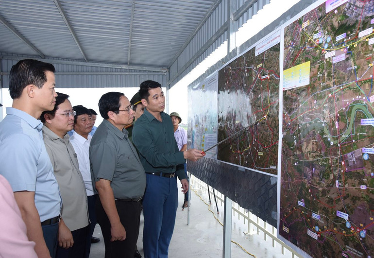 Thủ tướng Phạm Minh Chính nghe báo cáo về tiến độ Dự án đường Vành đai 4 - Vùng Thủ đô Hà Nội đoạn qua tỉnh Bắc Ninh.