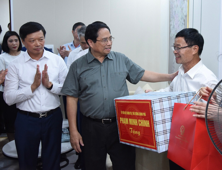 Thủ tướng Phạm Minh Chính tặng quà một gia đình trong khu nhà ở xã hội.
