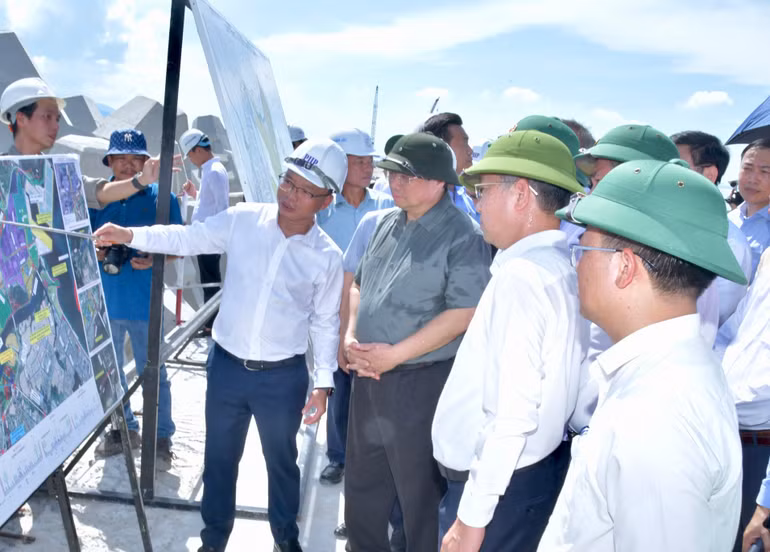 Thủ tướng Phạm Minh Chính nghe báo cáo về dự án bến cảng Liên Chiểu và Khu thương mại tự do Đà Nẵng. (Ảnh: THANH GIANG)