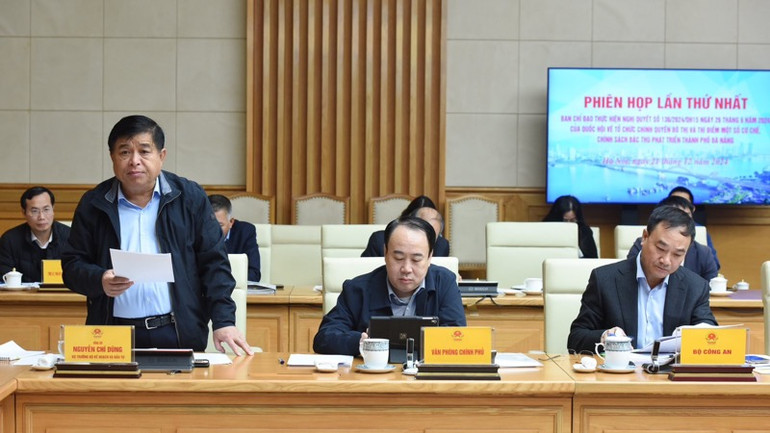 Bộ trưởng Kế hoạch và Đầu tư Nguyễn Chí Dũng - Phó Trưởng Ban Thường trực Ban Chỉ đạo phát biểu ý kiến tại phiên họp. (Ảnh: TRẦN HẢI)