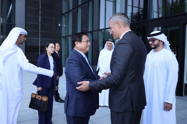 Lãnh đạo Học viện Ngoại giao Anwar Gargash chào đón Thủ tướng Phạm Minh Chính. (Ảnh: Nhật Bắc)