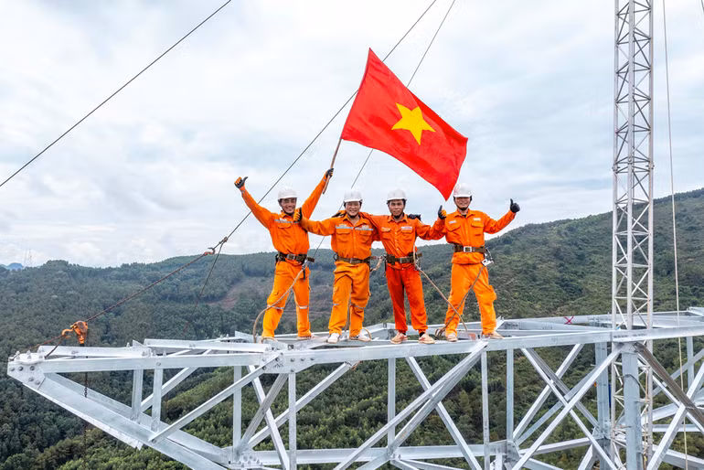 Tinh thần lạc quan của đội ngũ cán bộ, công nhân trên công trình. (Ảnh: EVNICT)