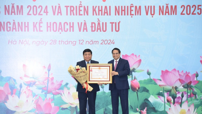 Thủ tướng Phạm Minh Chính trao Huân chương Lao động hạng Nhất tặng Bộ trưởng Kế hoạch và Đầu tư Nguyễn Chí Dũng. (Ảnh: TRẦN HẢI)