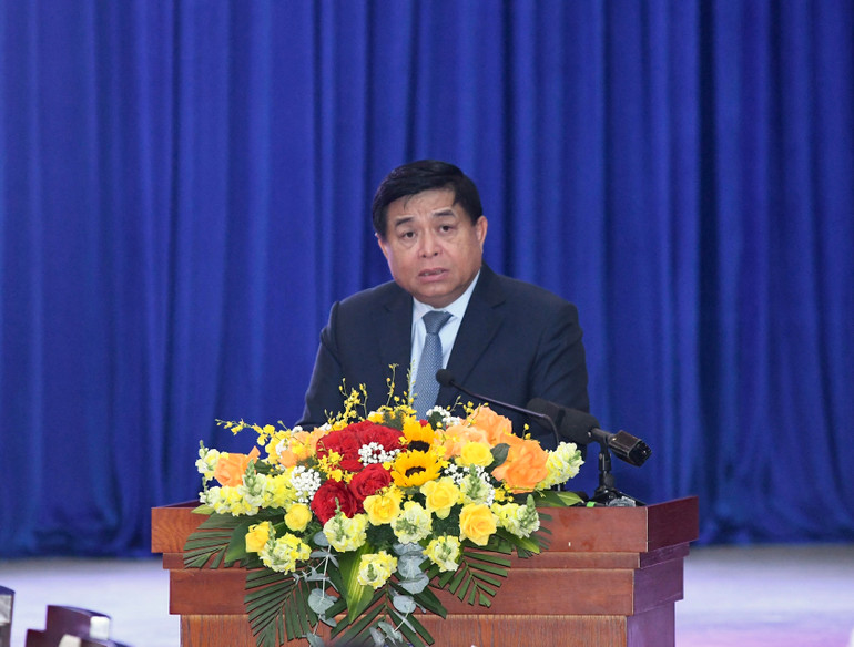 Bộ trưởng Kế hoạch và Đầu tư Nguyễn Chí Dũng báo cáo tại Hội nghị.