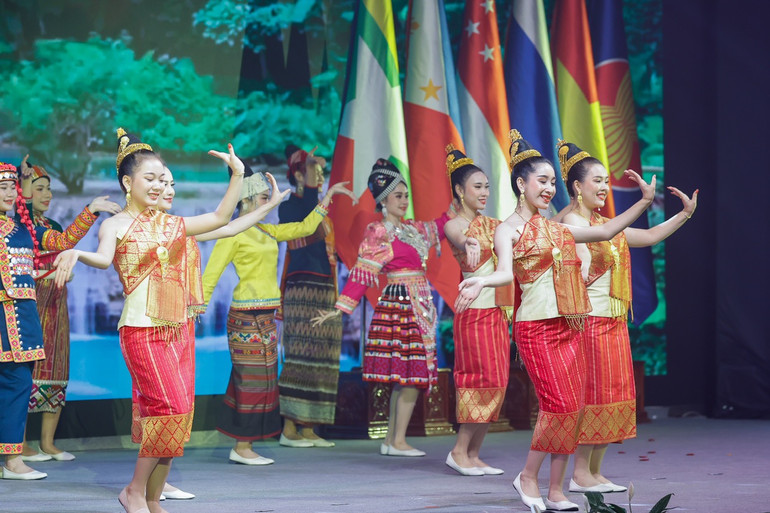 Một tiết mục văn nghệ biểu diễn tại lễ khai mạc. (Ảnh: Nhật Bắc/VGP)