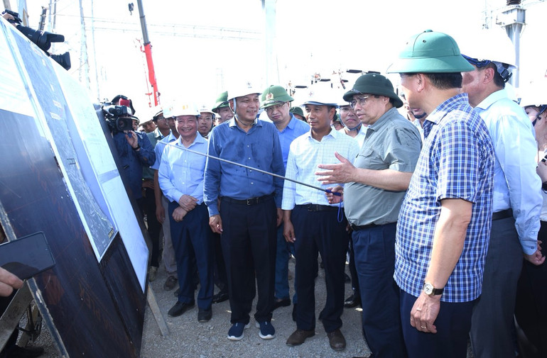Thủ tướng Phạm Minh Chính chỉ đạo về tiến độ xây dựng Trạm biến áp 500kV Thanh Hoá (Ảnh: Trần Hải).