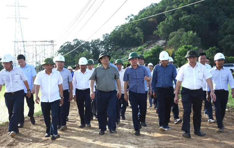 Thủ tướng Phạm Minh Chính thị sát công trường thi công kéo dây thuộc vị trí 117 Dự án Đường dây 500kV Nhà máy nhiệt điện Nam Định I - Thanh Hóa. (Ảnh: Trần Hải)