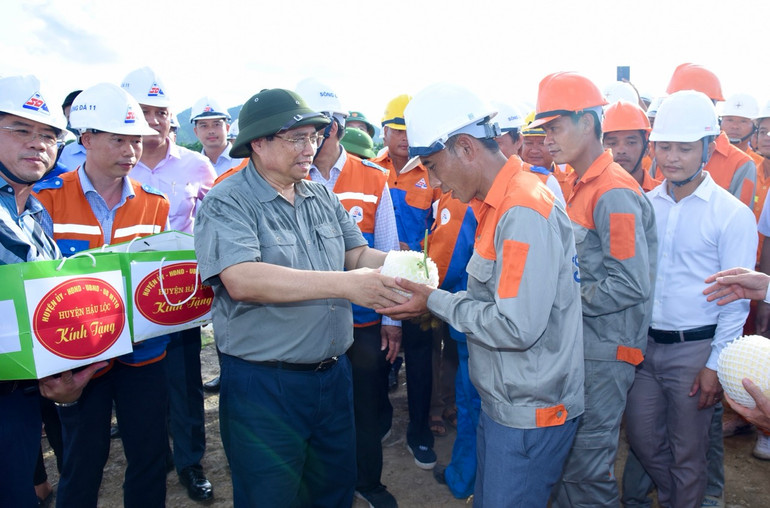 Thủ tướng Phạm Minh Chính tặng quà động viên các cán bộ, công nhân trên công trường. (Ảnh: Trần Hải)