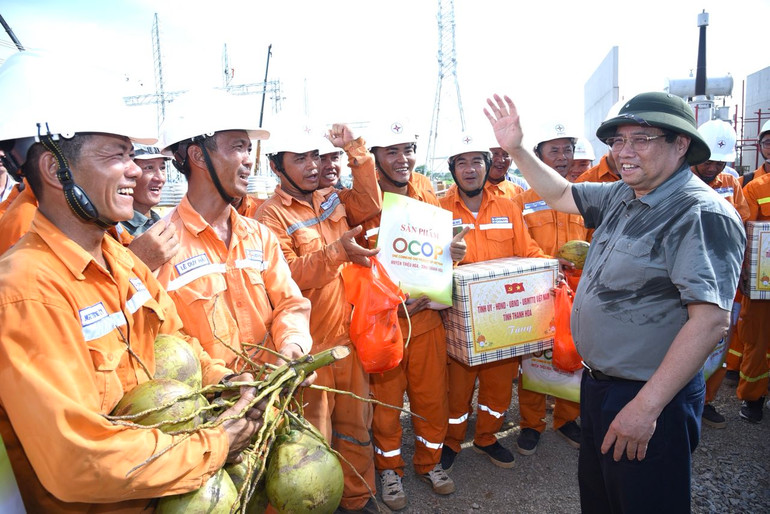 Thủ tướng Phạm Minh Chính tặng quà động viên các đơn vị thi công Trạm biến áp 500kV Thanh Hóa. (Ảnh: Trần Hải)