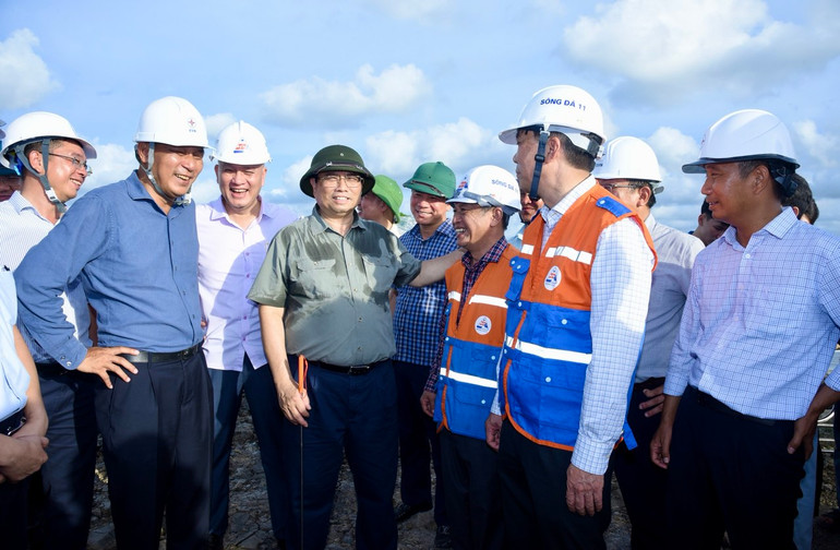 Thủ tướng Phạm Minh Chính thăm hỏi, động viên lãnh đạo EVN, EVNNPT, cán bộ các đơn vị trên công trường. (Ảnh: Trần Hải)