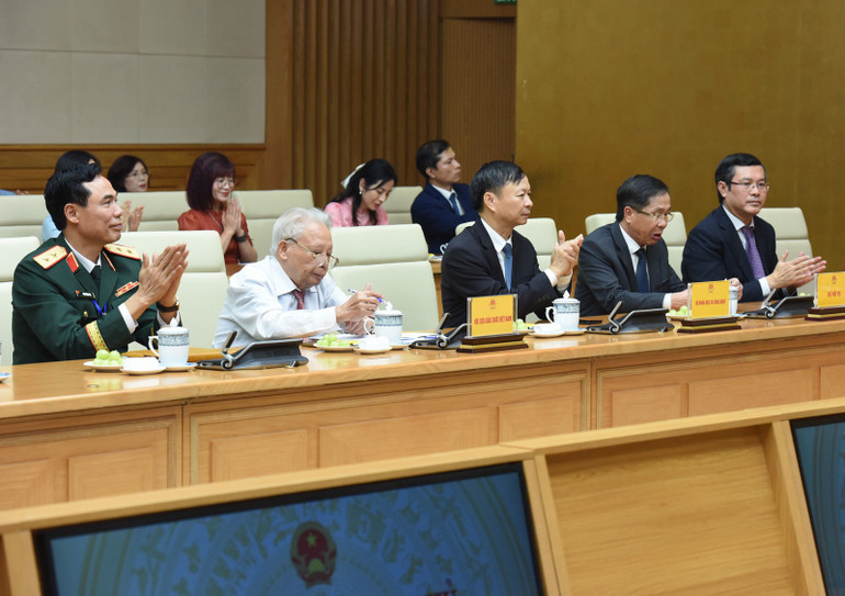 Đại diện các nhà giáo, cán bộ quản lý giáo dục tiêu biểu tại buổi gặp mặt. (Ảnh: Trần Hải)