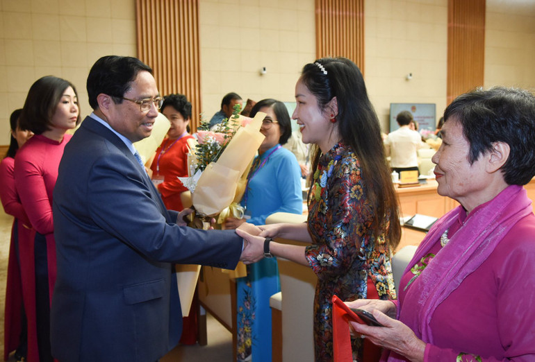 Thủ tướng Phạm Minh Chính tặng hoa chúc mừng các nữ đại biểu. (Ảnh: TRẦN HẢI) Thủ tướng Phạm Minh Chính tặng hoa chúc mừng các nữ đại biểu. (Ảnh: TRẦN HẢI)