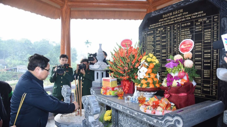 Thủ tướng Phạm Minh Chính thắp hương tại bia tưởng niệm các nạn nhân bị thiệt mạng vì lũ quét tại thôn Làng Nủ. (Ảnh: TRẦN HẢI)