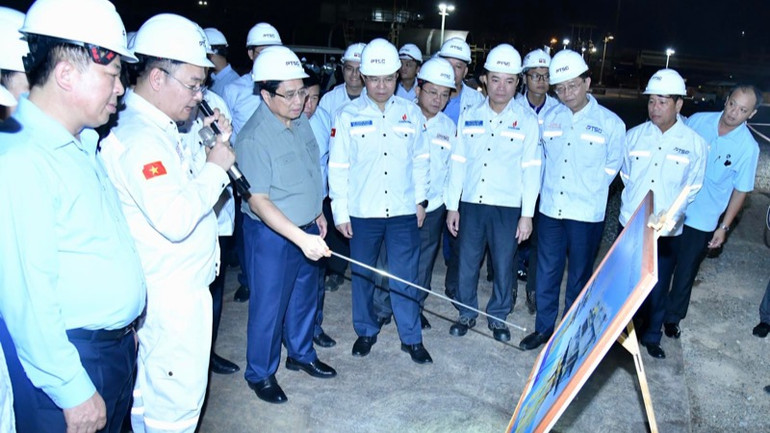 Thủ tướng Phạm Minh Chính cho ý kiến chỉ đạo về quá trình sản xuất kinh doanh tại Trung tâm công nghiệp năng lượng và hậu cần kỹ thuật PTSC. (Ảnh: Thanh Giang)