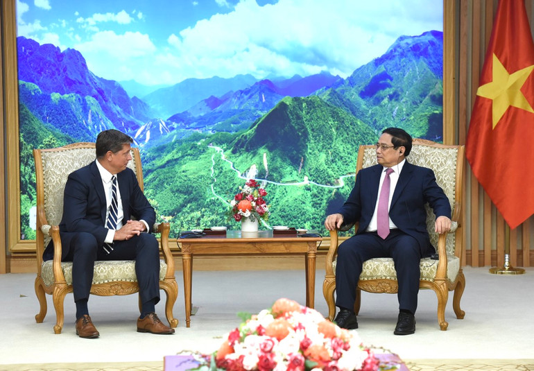 Thủ tướng Phạm Minh Chính tiếp Phó Chủ tịch cấp cao phụ trách quan hệ Chính phủ và kinh doanh toàn cầu của Tập đoàn SpaceX (Hoa Kỳ) Tim Hughes (Ảnh: Trần Hải).