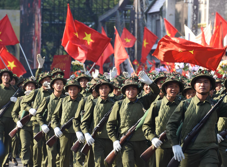 Màn tái hiện bộ đội tiến vào giải phóng Thủ đô ngày 10/10/1954. (Ảnh: Trần Hải)