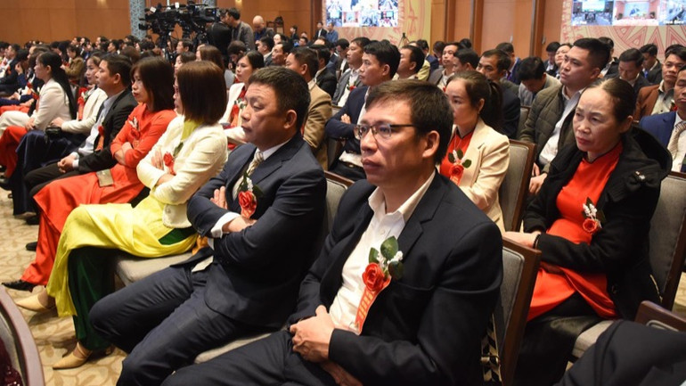 Các đại biểu nông dân, hợp tác xã tiêu biểu tham dự Hội nghị đối thoại. (Ảnh: TRẦN HẢI)