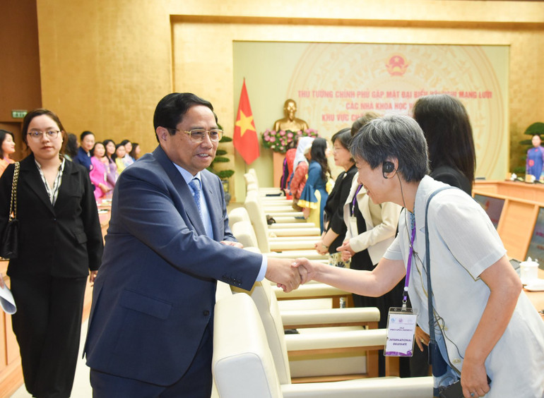 Thủ tướng Phạm Minh Chính bắt tay các đại biểu tham dự buổi gặp mặt. (Ảnh: TRẦN HẢI) Thủ tướng Phạm Minh Chính bắt tay các đại biểu tham dự buổi gặp mặt. (Ảnh: TRẦN HẢI)