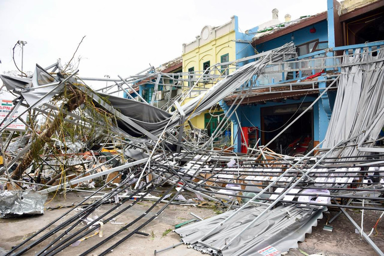 Cảnh đổ nát do bão số 3 gây ra tại một tuyến phố chính ở thành phố Hạ Long (Ảnh: TRẦN HẢI).