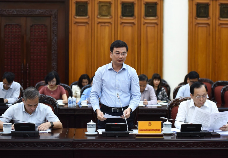 Đại diện lãnh đạo Ngân hàng Nhà nước Việt Nam báo cáo Thủ tướng Chính phủ tại cuộc họp. (Ảnh: Trần Hải)