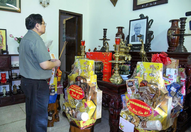 Thủ tướng Phạm Minh Chính dâng hương tưởng niệm Cố Thủ tướng Võ Văn Kiệt Thủ tướng Phạm Minh Chính dâng hương tưởng niệm Cố Thủ tướng Võ Văn Kiệt