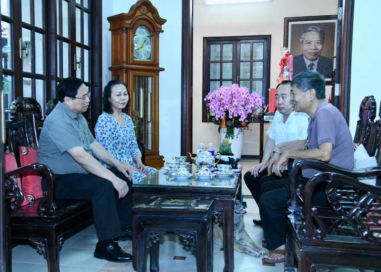 Thủ tướng Phạm Minh Chính thăm hỏi thân nhân gia đình Cố Chủ tịch Hội đồng Bộ trưởng Phạm Hùng. Thủ tướng Phạm Minh Chính thăm hỏi thân nhân gia đình Cố Chủ tịch Hội đồng Bộ trưởng Phạm Hùng.