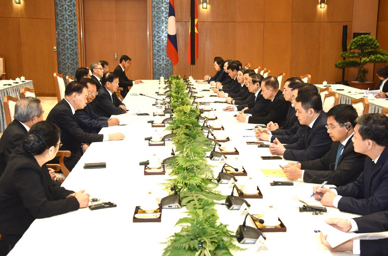 Thủ tướng Phạm Minh Chính gặp Tổng Bí thư, Chủ tịch nước Lào Thongloun Sisoulith (Ảnh: Trần Hải).