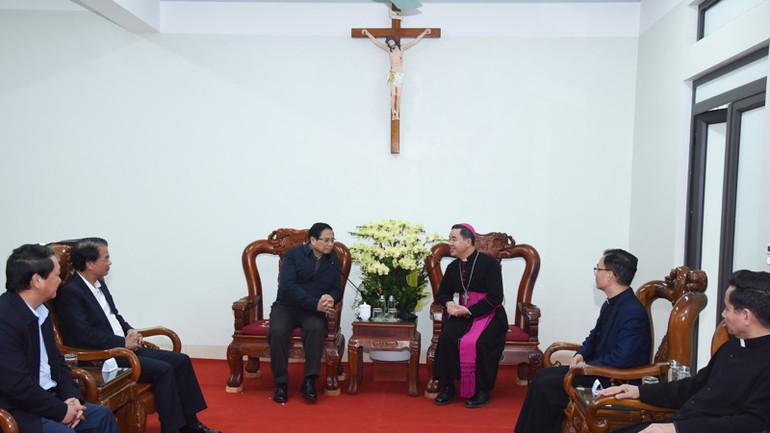 Thủ tướng Phạm Minh Chính chúc mừng các linh mục, tu sĩ, giáo dân Giáo xứ Lào Cai nhân dịp Giáng sinh năm 2024. (Ảnh: TRẦN HẢI)