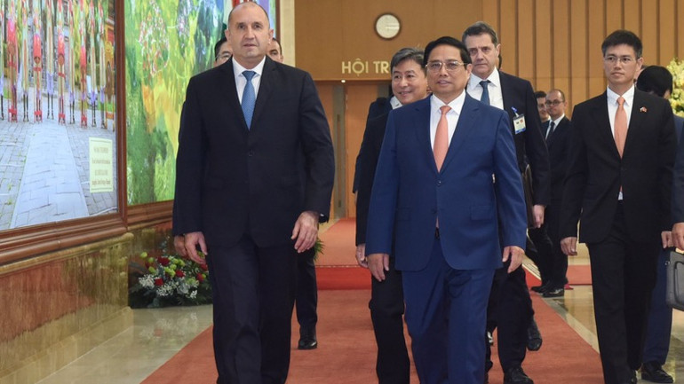 Thủ tướng Phạm Minh Chính và Tổng thống Bulgaria Rumen Radev bước vào phòng hội kiến. (Ảnh: Trần Hải)